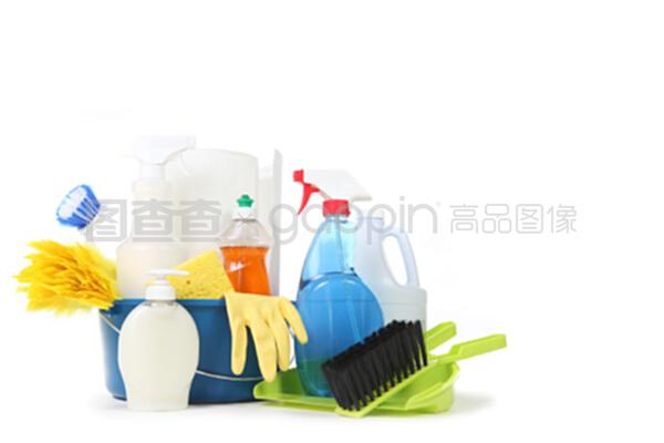 藍色水桶中的清潔與科技 家庭清潔用品與計算機設(shè)備的巧妙結(jié)合